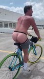 Giro in bici con dildo snapshot 3