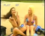 Gillian King (topless na plaży) snapshot 1