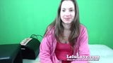 Topless amateur montando sybian en show en vivo para 2 grandes orgasmos snapshot 2