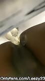 Zwarte tiener die dildo berijdt in de badkamer snapshot 7