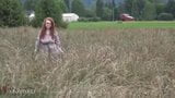 Kaycee Barnes solo in een veld snapshot 2