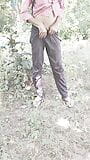 Chico gay indio masturbándose en el bosque snapshot 2
