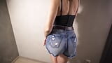 Amateur teen neckt ihren engen arsch in jeans-shorts snapshot 6