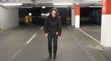 Ragazza pazza che piscia nel parcheggio snapshot 1