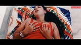 Hintli evli kadın tek başına cep telefonunda porno izliyor! Ateşli erotik seks snapshot 4