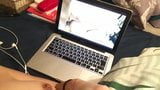 Pacar Asia berdada cantik menyentuh vaginanya menonton porno snapshot 1