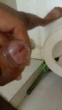 Solo masturberen video alleen in toilet homo masturbatie snapshot 7