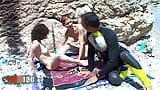 İki azgın sürtük ile plajda dörtlü seks snapshot 6