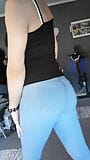 Emmaaatv deutsche Transe pinkeln, pissen in Blue Jeans snapshot 3