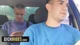 Schattige blonde jongen Edipo Rey streelt de pik van geile chauffeur Leo Blue in de taxi volledige film - lul rijdt snapshot 2