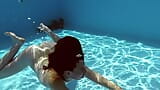 プールでフェルナンダReleveピンクの水着体操選手 snapshot 15