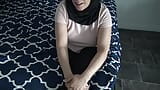 Fată virgină egipteană își scoate voalul hijab pentru a se juca cu pizda ei strâmtă snapshot 2