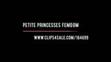 Double ciseaux femdom avec les maîtresses Sofi et Kira snapshot 1