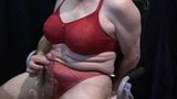 Crossdress corrida - sujetador rojo y bragas snapshot 2