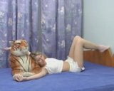 Linda garota loira tira a roupa e agrada a si mesma na cama snapshot 1