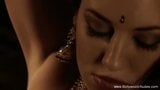 Die schöne Tänzerin aus Indien tanzt anmutig snapshot 5