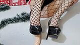 Une brune fétichiste des pieds d'humeur de Noël snapshot 4