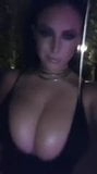 Angela White, enormes tetas naturales rebotando mientras camina snapshot 2