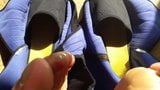 Zwetende blote voeten in vibram furoshiki neopreen laarzen snapshot 10