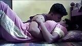 Hintli köylü ev hanımı kocasını öpüyor snapshot 10