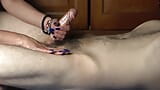 Длинная дрочка с сексуальными длинными синими ногтями, царапающими живот и член. Большой камшот snapshot 1
