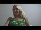 Entrevista com Julie em camisa engraçada snapshot 14