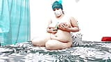 젖탱이와 보지를 보여주는 완벽한 몸매의 뚱뚱한 이슬람 미녀 snapshot 10