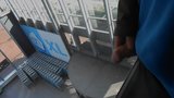 Otra vez sacudiéndose en la ventana del estacionamiento público en el supermercado snapshot 9