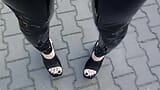 Een wandeling in zeer hoge wedges en latex legging snapshot 2