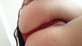 Ковзання кицьки, ковзання трусиків, дівчина показує свої губи кицьки та дупу snapshot 8