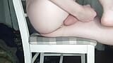 Femboy masturbeert en komt klaar in roze string snapshot 4