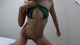 Kakak tiri mencoba bikini mikro snapshot 11