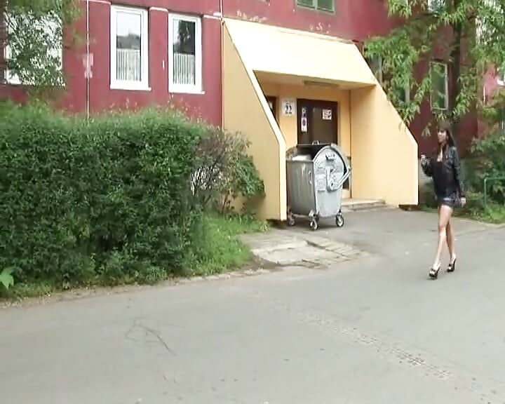 Pretty brunette German hoe rides fat packer