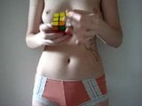 Amatir topless memecahkan kubus rubiks hanya dalam waktu 1 menit snapshot 7