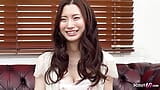 Linda adolescente japonesa se masturba su pequeño coño peludo con hitachi en el casting snapshot 4