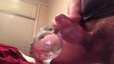 Éjaculation numéro 1 dans un verre (partie 2) snapshot 1