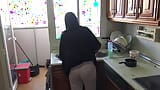 Abuelo alemán se folla a su sumisa criada árabe en la cocina snapshot 16