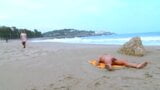 Adolescente cachonda alemana se folla a un hombre español en la playa pública durante las vacaciones. sexo amateur real snapshot 1