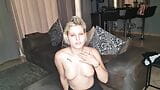 Rubia caliente en topless demuestra lo que quiere que los hombres hagan joi, cei snapshot 7