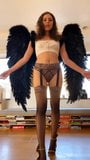Сексуальная девушка с фантастическим телом показывает свою задницу на публике snapshot 16