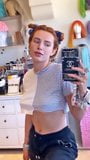 Bella Thorne-selfie onder de borsten 6-10-2020 snapshot 3