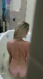 Hete sexy blondine in de badkuip snapshot 10
