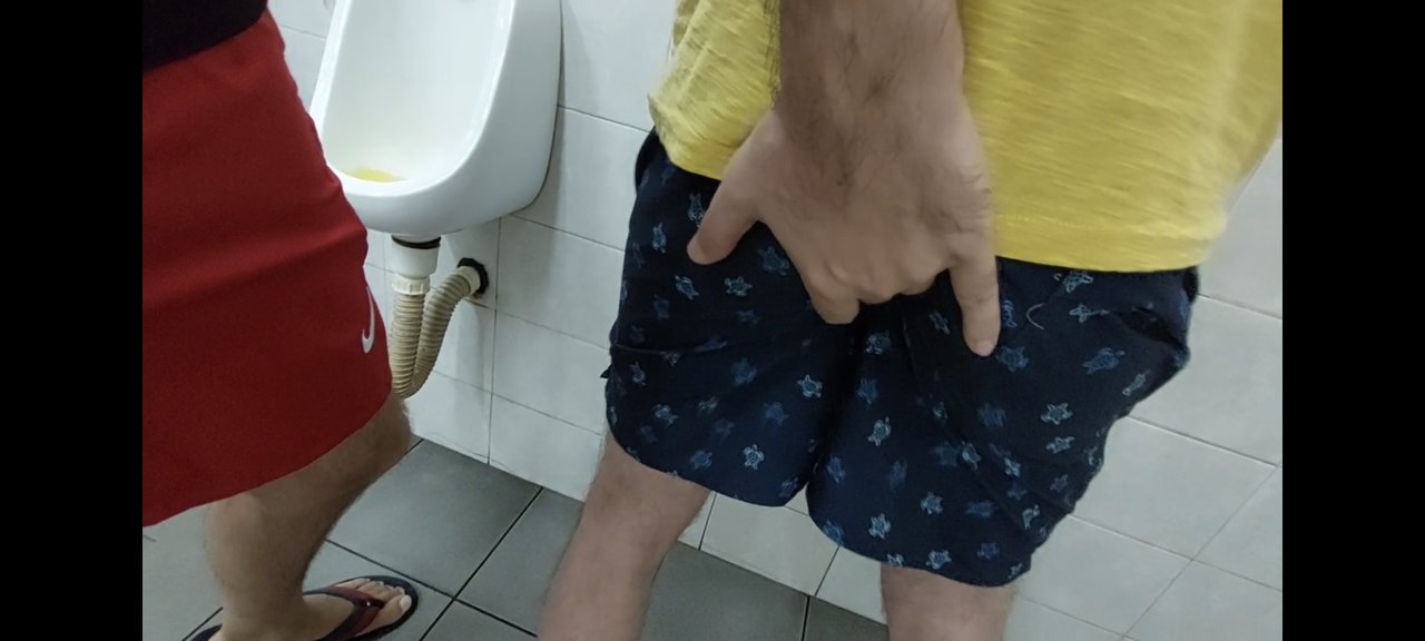 Bertemu kawan baru (miss yang disengajakan kencing, kawan melancap)