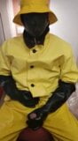Abbigliamento da pioggia giallo e stivali di gomma snapshot 1