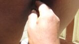 El coño de la tía india en la vista posterior. masaje de dedos snapshot 2