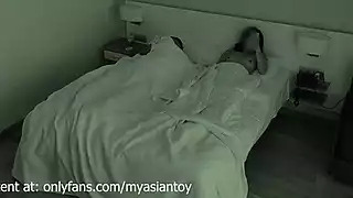 Неверная жена мастурбирует за просмотром порно рядом с мужем. Чуть ...