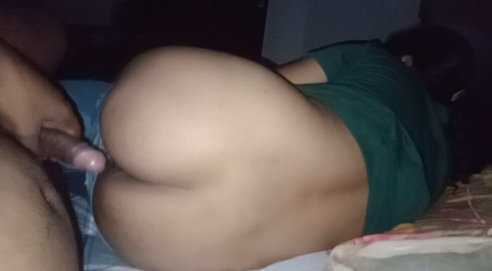 我和我的性感妻子在晚上独自在床上啪啪啪