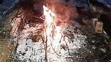 Im dunklen Winterwald am Feuer leckt sie meine Muschi unter der Daunenjacke - lesbische Illusion snapshot 1