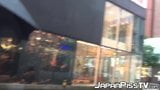 Jonge Japanner trekt haar slipje uit om in een coffeeshop te plassen snapshot 2