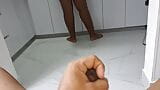 Eu me masturbo olhando a bunda linda da minha meia-irmã snapshot 1